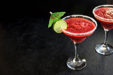 Çilek Margarita siyah taş masada limonlu kokteyl alanı kopyalayın. Dondurulmuş Margarita veya Daiquiry kokteyl.