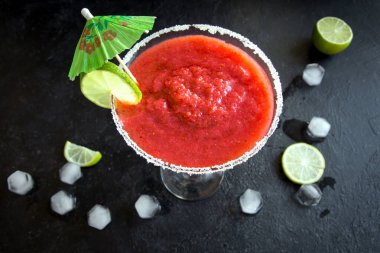 Çilek Margarita siyah taş masada limonlu kokteyl alanı kopyalayın. Dondurulmuş Margarita veya Daiquiry kokteyl.
