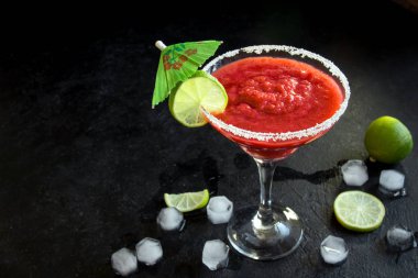Çilek Margarita siyah taş masada limonlu kokteyl alanı kopyalayın. Dondurulmuş Margarita veya Daiquiry kokteyl.