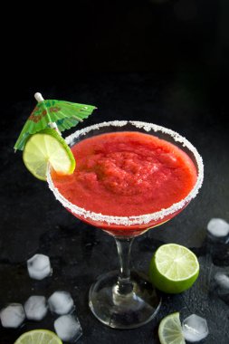 Çilek Margarita siyah taş masada limonlu kokteyl alanı kopyalayın. Dondurulmuş Margarita veya Daiquiry kokteyl.
