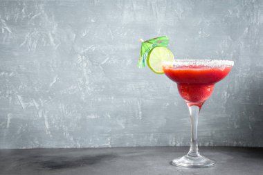 Çilek Margarita gri taş masada limonlu kokteyl alanı kopyalayın. Dondurulmuş Margarita veya Daiquiry kokteyl.