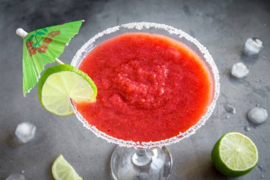 Margarita kokteyl kireç ve siyah taş zemin, kopya alanı üzerine buz ile. Klasik Margarita veya Daiquiry kokteyl.