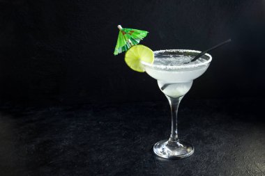 Margarita kokteyl kireç ve siyah taş zemin, kopya alanı üzerine buz ile. Klasik Margarita veya Daiquiry kokteyl.