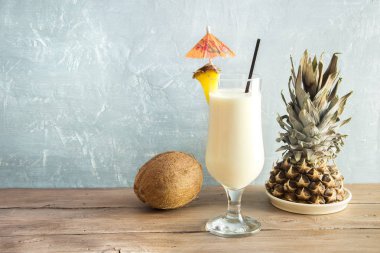 Pina Colada kokteyli ananas ve hindistancevizi üzerinde ahşap arka plan, uzay kopyalayın. Yaz tropikal lezzetli kokteyl.