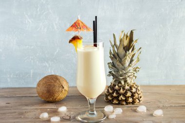 Pina Colada kokteyli ananas ve hindistancevizi üzerinde ahşap arka plan, uzay kopyalayın. Yaz tropikal lezzetli kokteyl.