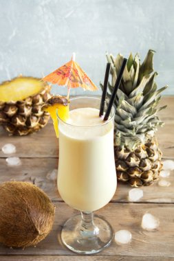 Pina Colada kokteyli ananas ve hindistancevizi üzerinde ahşap arka plan, uzay kopyalayın. Yaz tropikal lezzetli kokteyl.