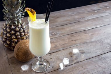 Pina Colada kokteyli ananas ve hindistancevizi üzerinde ahşap arka plan, uzay kopyalayın. Yaz tropikal lezzetli kokteyl.