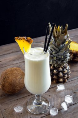 Pina Colada kokteyli ananas ve hindistancevizi üzerinde ahşap arka plan, uzay kopyalayın. Yaz tropikal lezzetli kokteyl.