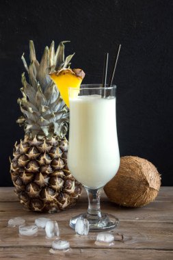 Pina Colada kokteyli ananas ve hindistancevizi üzerinde ahşap arka plan, uzay kopyalayın. Yaz tropikal lezzetli kokteyl.