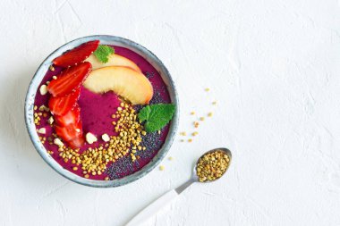Acai smoothie kaseyle chia tohum, meyve, meyve (çilek) ve arı polen sağlıklı vegan vejetaryen diyet çiğ kahvaltı için. Kahvaltı Smoothie kase beyaz arka plan üzerinde.