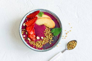 Acai smoothie kaseyle chia tohum, meyve, meyve (çilek) ve arı polen sağlıklı vegan vejetaryen diyet çiğ kahvaltı için. Kahvaltı Smoothie kase beyaz arka plan üzerinde.