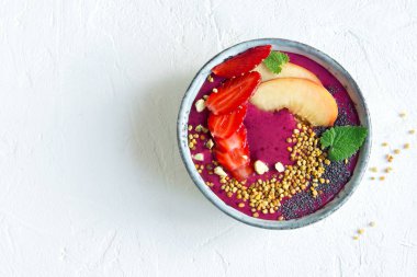 Acai smoothie kaseyle chia tohum, meyve, meyve (çilek) ve arı polen sağlıklı vegan vejetaryen diyet çiğ kahvaltı için. Kahvaltı Smoothie kase beyaz arka plan üzerinde.