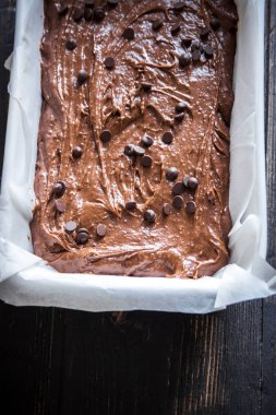 Temel ev yapımı kek veya pişirme pan içinde çikolatalı kek çiğ hamur. (Fırın) ev yapımı çikolatalı pasta ya da kek pişirme.