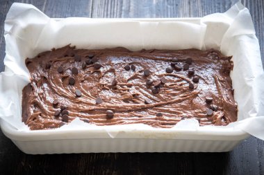 Temel ev yapımı kek veya pişirme pan içinde çikolatalı kek çiğ hamur. (Fırın) ev yapımı çikolatalı pasta ya da kek pişirme.