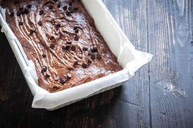 Temel ev yapımı kek veya pişirme pan içinde çikolatalı kek çiğ hamur. (Fırın) ev yapımı çikolatalı pasta ya da kek pişirme.