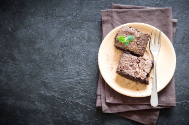 Çift çikolatalı kek. Ev yapımı çikolata fudge kek Çikolata ve kakao tozu siyah masada.