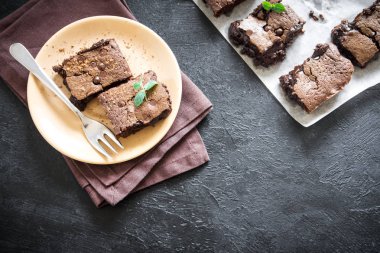 Çift çikolatalı kek. Ev yapımı çikolata fudge kek Çikolata ve kakao tozu siyah masada.
