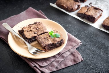Çift çikolatalı kek. Ev yapımı çikolata fudge kek Çikolata ve kakao tozu siyah masada.