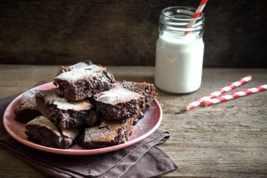 Kek için Noel ve kış tatil. Ev yapımı çikolata fudge kek rustik ahşap masa üzerinde süt ile.