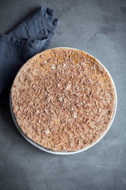 Çikolatalı cheesecake gri beton zemin üzerine mascarpone peyniri ile. Kopya alanı ile ev yapımı çikolata peynir pasta.