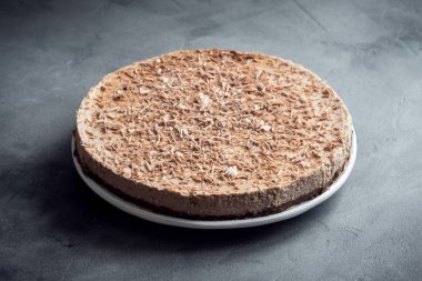 Çikolatalı cheesecake gri beton zemin üzerine mascarpone peyniri ile. Kopya alanı ile ev yapımı çikolata peynir pasta.
