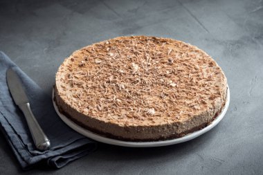 Çikolatalı cheesecake gri beton zemin üzerine mascarpone peyniri ile. Kopya alanı ile ev yapımı çikolata peynir pasta.