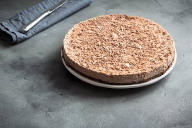 Çikolatalı cheesecake gri beton zemin üzerine mascarpone peyniri ile. Kopya alanı ile ev yapımı çikolata peynir pasta.