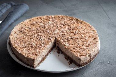 Çikolatalı cheesecake gri beton zemin üzerine mascarpone peyniri ile. Kopya alanı ile ev yapımı çikolata peynir pasta.