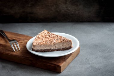Çikolatalı cheesecake gri beton zemin üzerine mascarpone peyniri ile. Kopya alanı ile ev yapımı çikolata peynir pasta.
