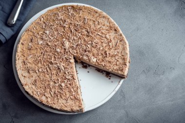 Çikolatalı cheesecake gri beton zemin üzerine mascarpone peyniri ile. Kopya alanı ile ev yapımı çikolata peynir pasta.