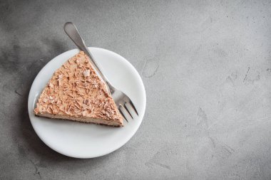 Çikolatalı cheesecake gri beton zemin üzerine mascarpone peyniri ile. Kopya alanı ile ev yapımı çikolata peynir pasta.