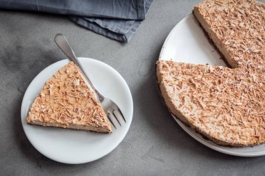 Çikolatalı cheesecake gri beton zemin üzerine mascarpone peyniri ile. Kopya alanı ile ev yapımı çikolata peynir pasta.