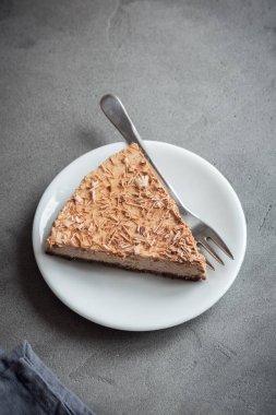 Çikolatalı cheesecake gri beton zemin üzerine mascarpone peyniri ile. Kopya alanı ile ev yapımı çikolata peynir pasta.