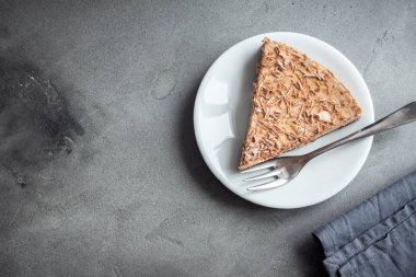 Çikolatalı cheesecake gri beton zemin üzerine mascarpone peyniri ile. Kopya alanı ile ev yapımı çikolata peynir pasta.