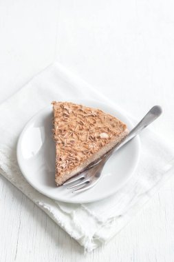 Çikolatalı cheesecake mascarpone peyniri beyaz arka plan ile. Kopya alanı ile ev yapımı çikolata peynir pasta.