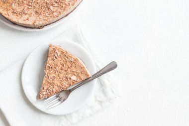 Çikolatalı cheesecake mascarpone peyniri beyaz arka plan ile. Kopya alanı ile ev yapımı çikolata peynir pasta.