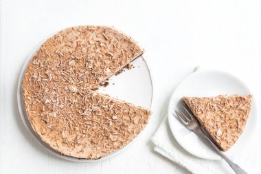 Çikolatalı cheesecake mascarpone peyniri beyaz arka plan ile. Kopya alanı ile ev yapımı çikolata peynir pasta.