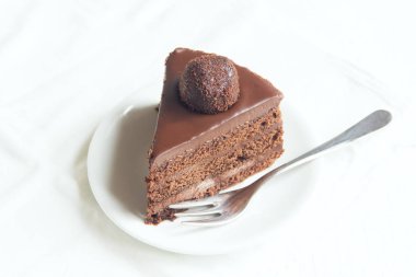 Çikolatalı kek parçası plaka ve beyaz arka plan, kopya alanı üzerinde. Ev yapımı çikolatalı kek.