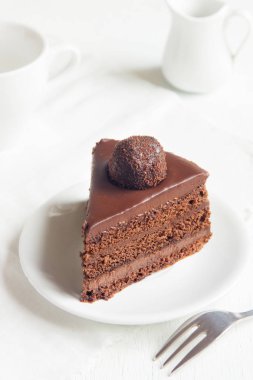 Çikolatalı kek parçası plaka ve beyaz arka plan, kopya alanı üzerinde. Ev yapımı çikolatalı kek.