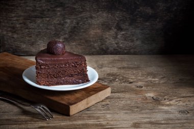 Beyaz plaka, kopya alanı üzerinde parça çikolatalı kek. Ev yapımı çikolatalı kek.