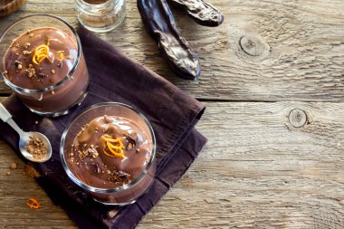 Portakal lezzet - ev yapımı sağlıklı vegan vejetaryen süt ücretsiz, gluten ücretsiz tatlı ile çiğ Vegan avokado çikolatalı muz puding