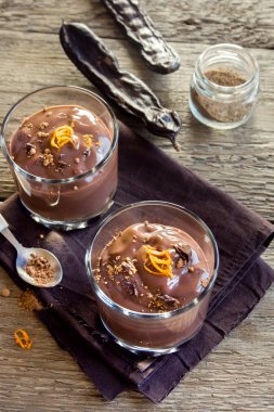 Portakal lezzet - ev yapımı sağlıklı vegan vejetaryen süt ücretsiz, gluten ücretsiz tatlı ile çiğ Vegan avokado çikolatalı muz puding