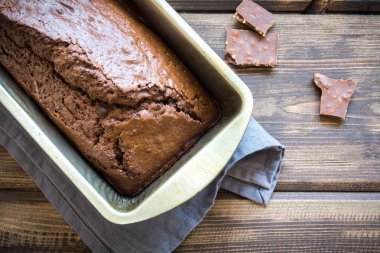 ROM ve yemek pişirme içinde çikolata damla çikolatalı kek. Kahvaltı ya da tatlı için ev yapımı koyu çikolata pasta.