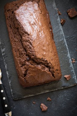 Çikolata damla çikolatalı kek. Kahvaltı ya da tatlı için ev yapımı çikolatalı pasta.