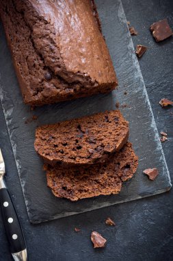 Çikolata damla çikolatalı kek. Kahvaltı ya da tatlı için ev yapımı koyu çikolata pasta.
