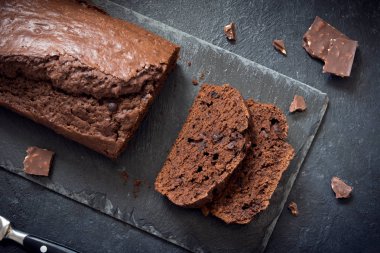 Çikolata damla çikolatalı kek. Kahvaltı ya da tatlı için ev yapımı çikolatalı pasta.