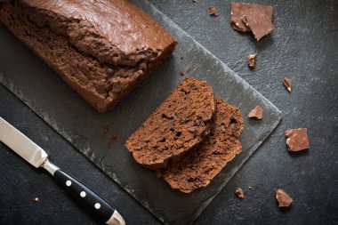 Çikolata damla çikolatalı kek. Kahvaltı ya da tatlı için ev yapımı çikolatalı pasta.