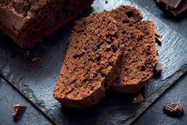 Çikolata damla çikolatalı kek. Kahvaltı ya da tatlı için ev yapımı çikolatalı pasta.