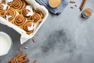 Rulo tarçın veya Cinnabon, ev yapımı tarifi hazırlık tatlı geleneksel tatlı çörekler pasta yemek. Gri beton masaya yiyecek ingridients için tarçın rulo.