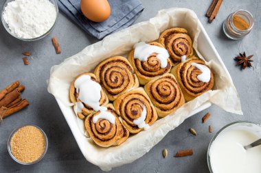 Rulo tarçın veya Cinnabon, ev yapımı tarifi hazırlık tatlı geleneksel tatlı çörekler pasta yemek. Gri beton masaya yiyecek ingridients için tarçın rulo.